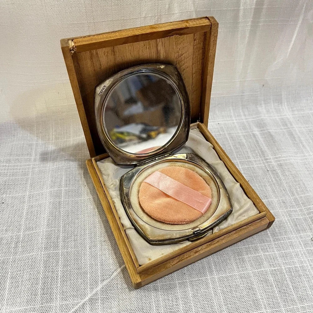 Vintage Japanese Powder Compact - Maki-e Peony Design with Original Wooden Box